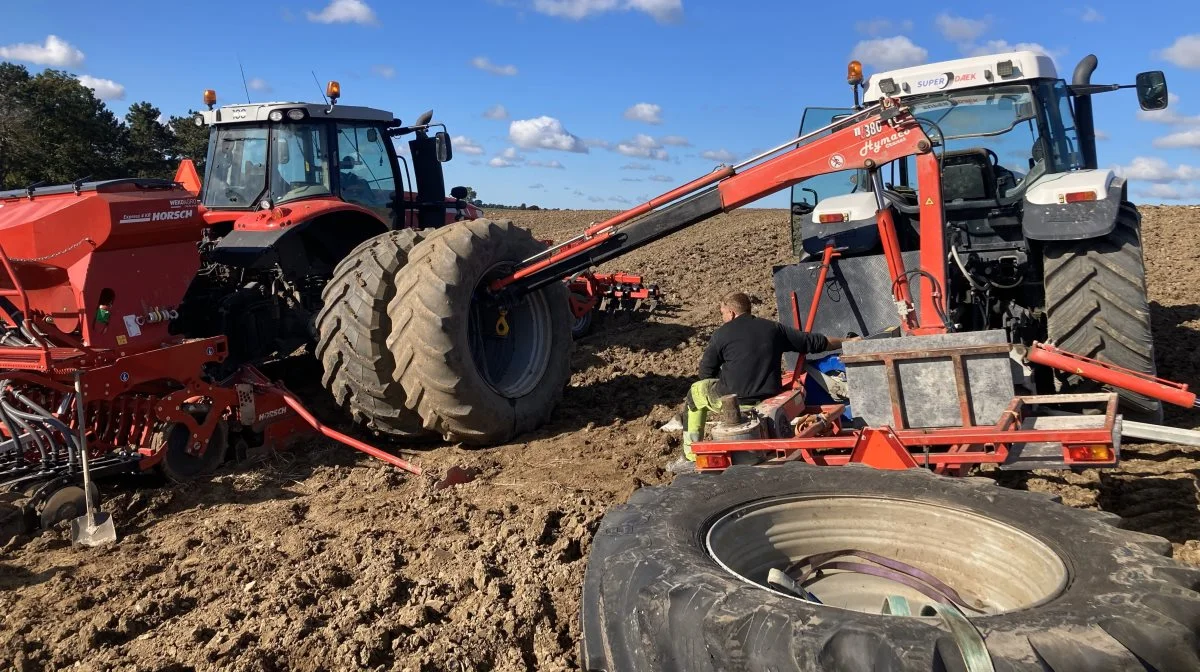 Tractor wheel change in field